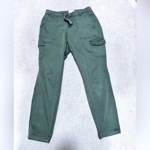 Nordstrom Caslon brand Army green cargo pants, skinny fit. Size 28